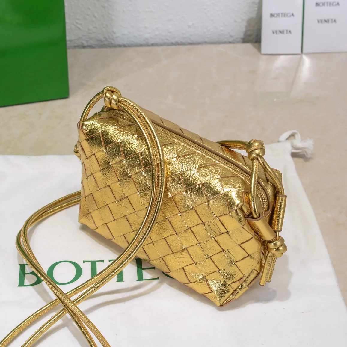 Batch 1160 B's new model is coming🔥Classic woven logo✅ The bag body is made of selected original sheepskin. The texture is soft and waxy. The simple square bag body is classic and versatile. The internal design is very practical. It has a large space and an adjustable iconic leather drawstring. It can be said to be both elegant and practical. The design is very simple and elegant. It has a kind of literary and retro style. Size model: 17*10*6cm, model number: 9896